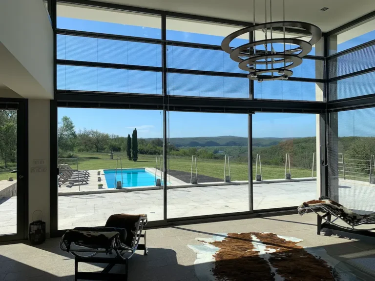 Les Hauts de Magrieres Vitres vue piscine 768x576