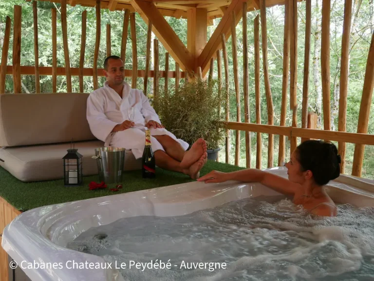 cabanes chateaux spas peydebe jacuzzi couple 768x576