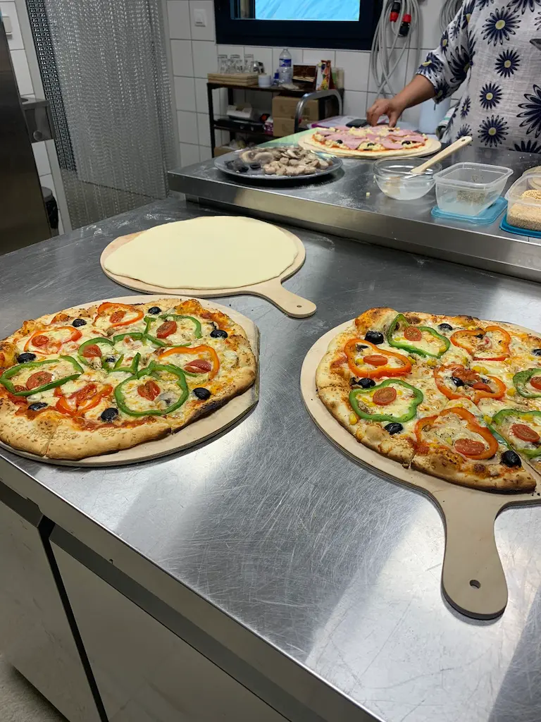 cabanes chateaux spas peydebe preparation pizza