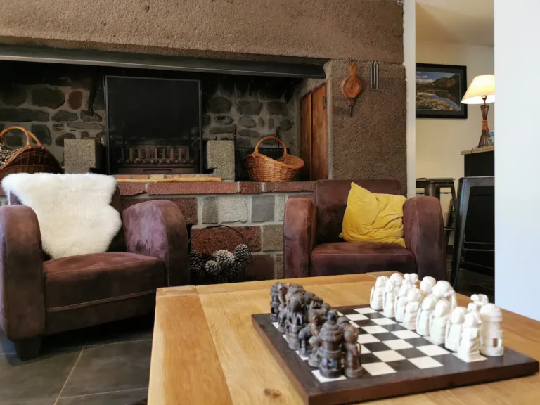 clos pierres rouges cheminee echecs 768x576