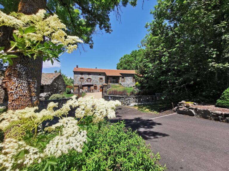 clos pierres rouges entree fleurs 768x576