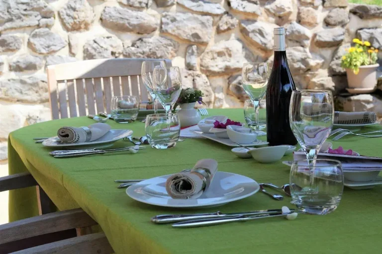 clos pierres rouges table 768x512