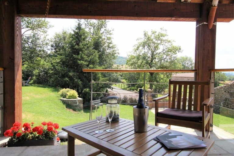clos pierres rouges terrasse 768x512