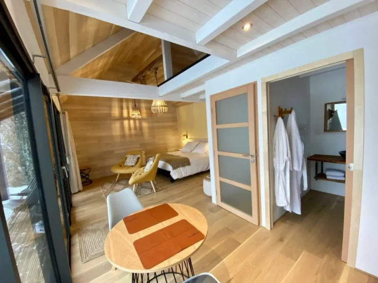 ecrin auvergne chambre lodge salle bain 768x576