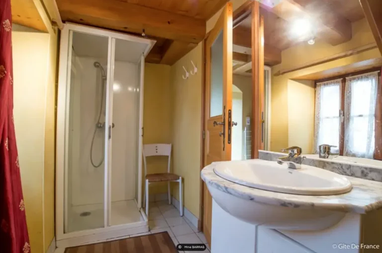 gite chastel forez salle bain 768x510