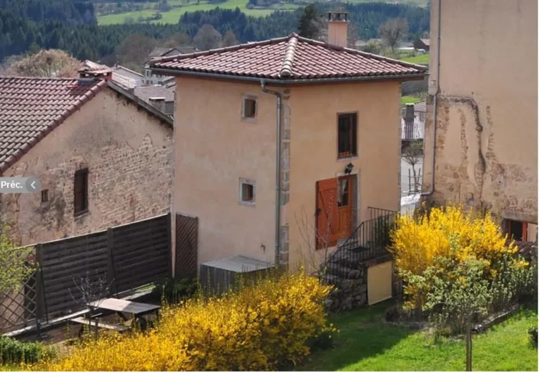 gite chastel le forez 768x529