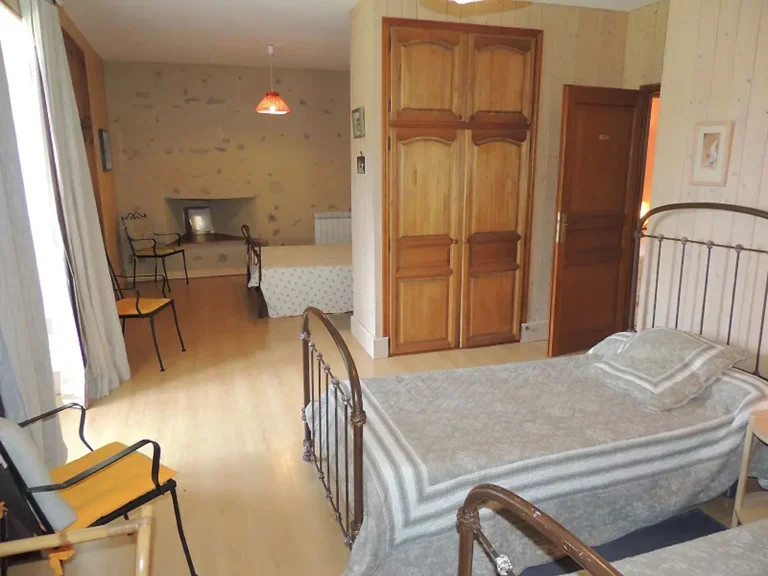 gite chastel livradois chambre familiale 768x576