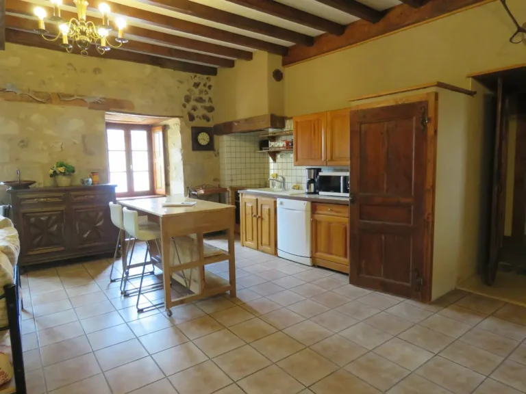 gite chastel livradois cuisine 768x576