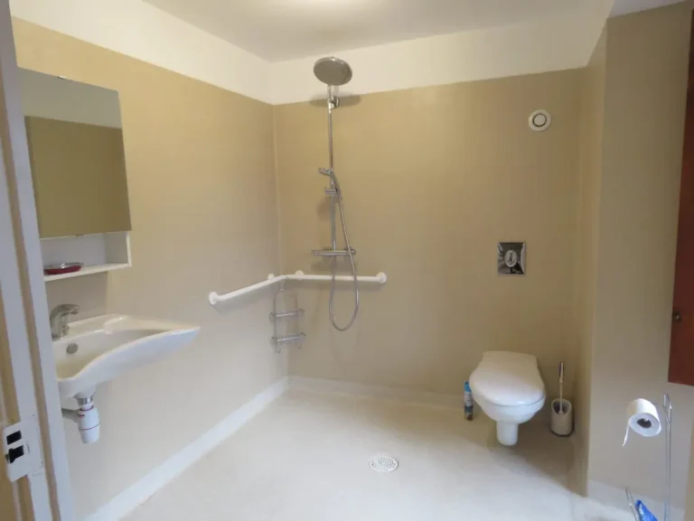 gite chastel livradois salle bain pmr 768x577