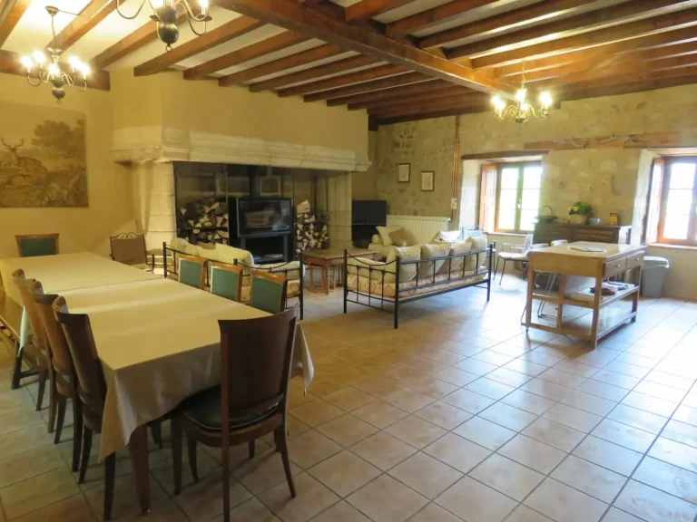 gite chastel livradois salle manger 768x576