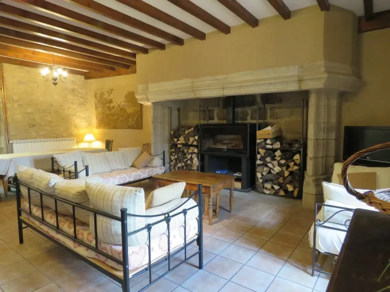 gite chastel livradois salon cheminee 768x576