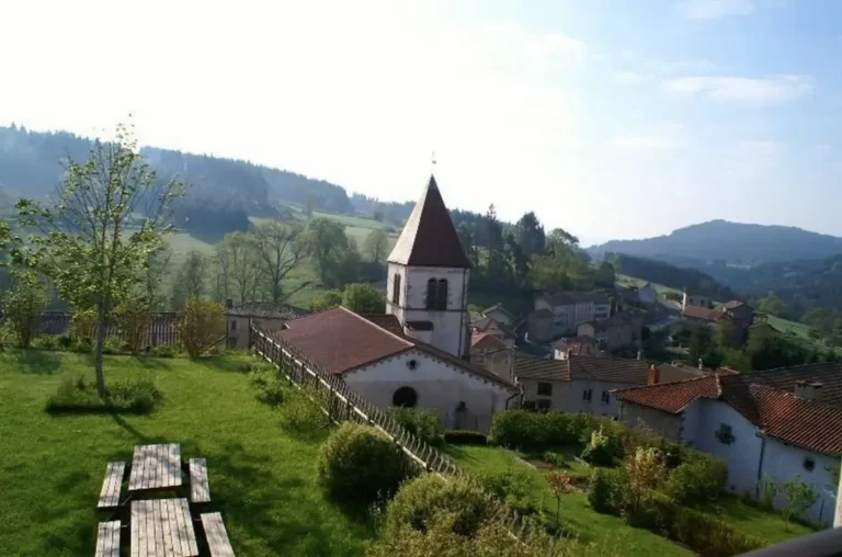 gite chastel livradois vue village 768x508