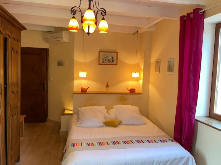gite dix portes chambre lit double 768x576