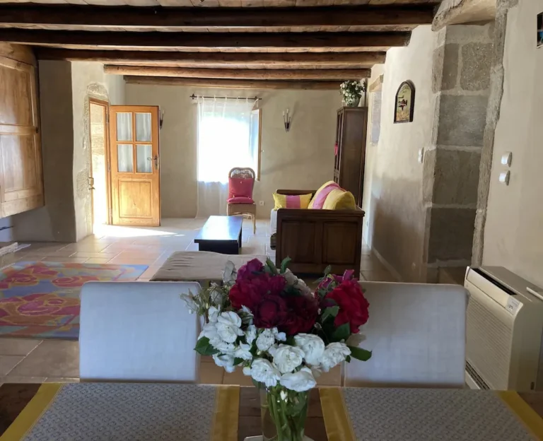 gite dix portes table salon 768x624