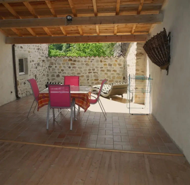 gite dix portes terrasse 768x745