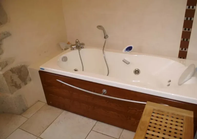 gite medieval chastel baignoire balneo 768x541