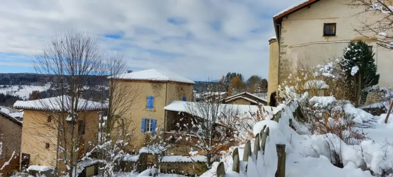 gite medieval chastel exterieur neige