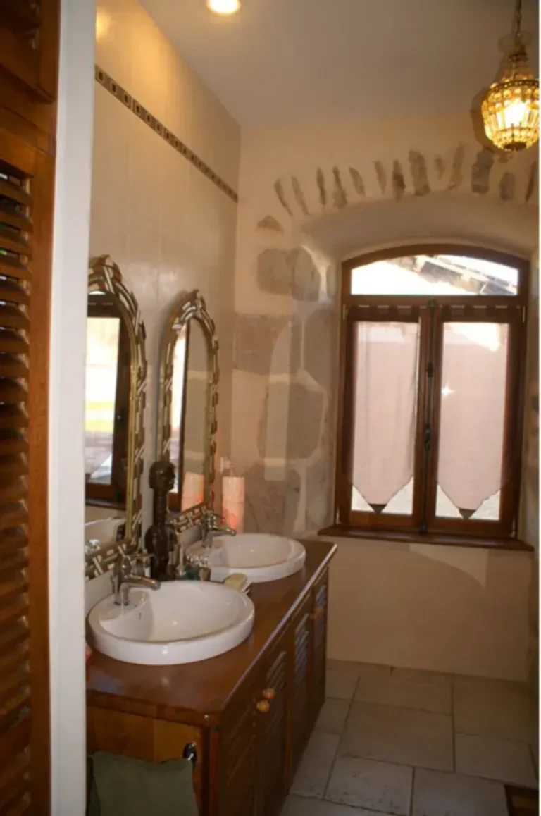 gite medieval chastel lavabo 768x1158