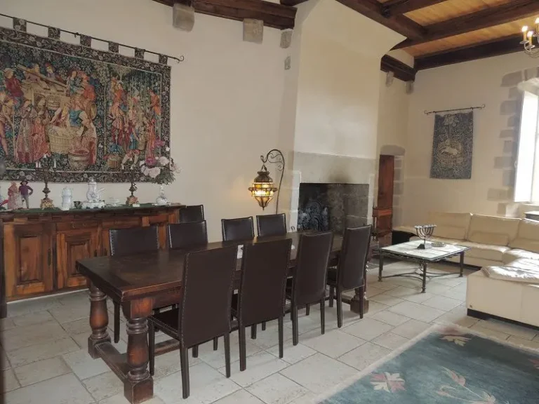 gite medieval chastel salle manger cheminee 768x576