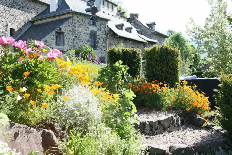 maison jeanne jardin fleurs 768x512